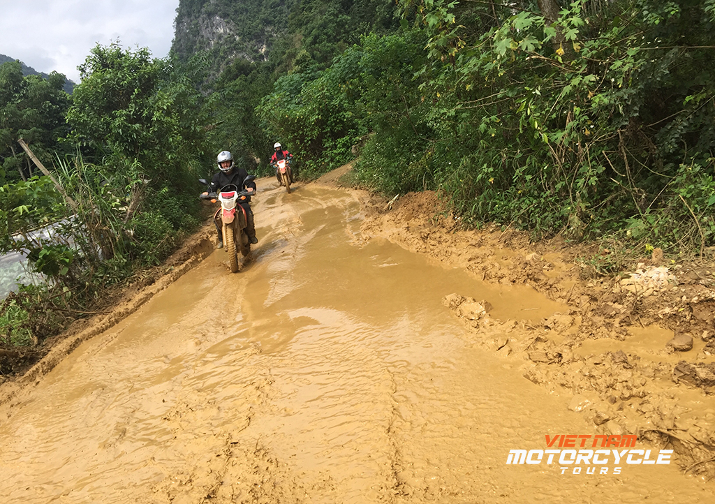 DAY 13 : NA KHAN MOTORCYCLE TOURS TO HANOI