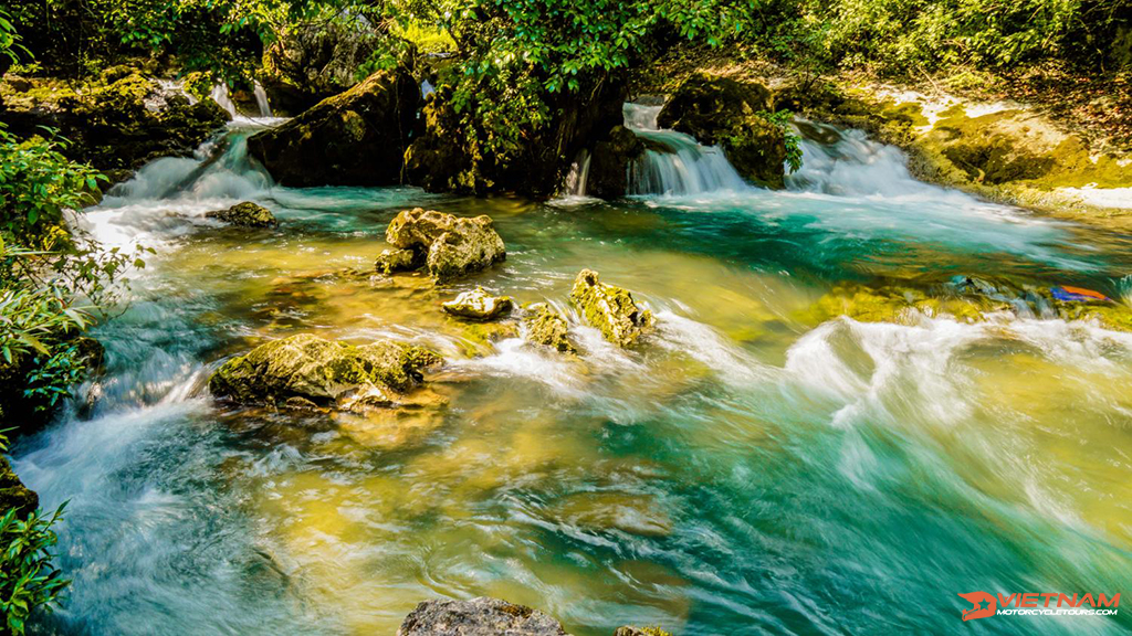 Discover the beauty of Lenin stream - Cao Bang motorcycle tours