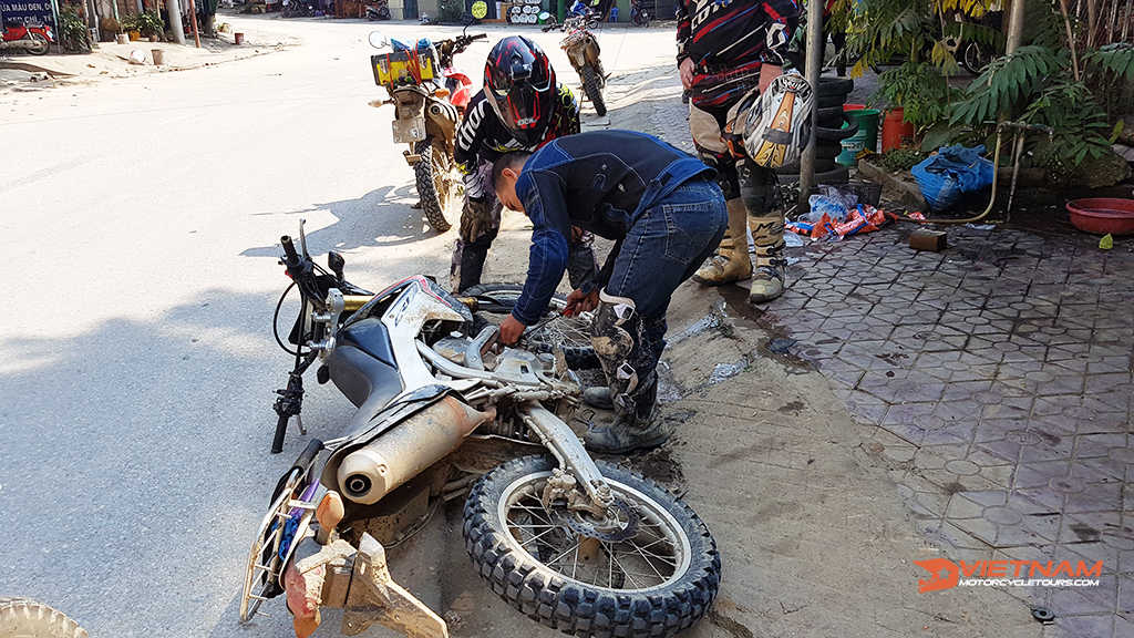 taking vietnam offroad motorbike tours 4