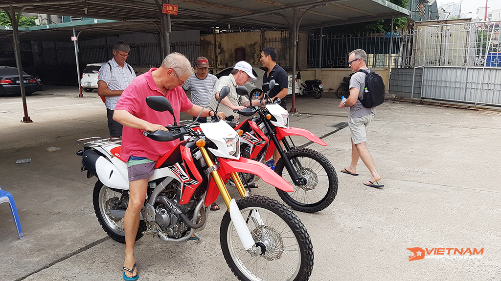 Check the motorcycle carefully before receiving - Vietnam motorcycle tours and rental